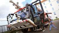 Junge neben einem Löschfahrzeug der Feuerwehr