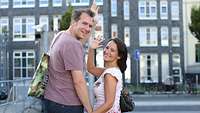 Mann und Frau winken zurück