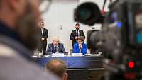 Kramp-Karrenbauer und Reuven Rivlin sitzen nebeneinander in einem Tagungssaal vor der Presse.