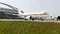 Ein Airbus A319 OH steht vor einem Hangar