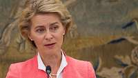 Von der Leyen am Mikrofon