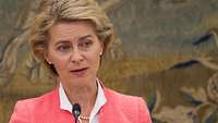 Von der Leyen am Mikrofon