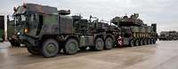 Ein amerikanischer Panzer vom Typ M1 Abrams wird auf einen Schwerlasttransporter vom Typ Mammut verladen