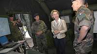 Von der Leyen im Gespräch mit Soldaten