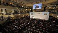 Publikum in Konferenzhalle während Steinmeier spricht