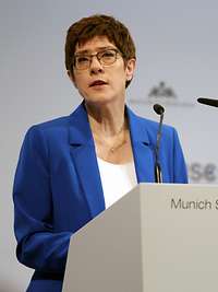 Kramp-Karrenbauer spricht am Rednerpult