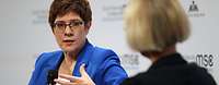 Kramp-Karrenbauer auf dem Podium im Gespräch