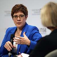 Kramp-Karrenbauer auf dem Podium im Gespräch