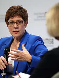 Kramp-Karrenbauer auf dem Podium im Gespräch