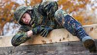 Soldat beim Überwinden der Eskaladierwand