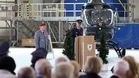 Soldat hält Rede bei militärischem Appell