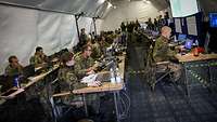Soldaten sitzen an Computern