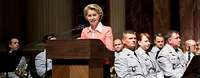 Von der Leyen am Rednerpult