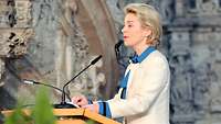 Von der Leyen am Rednerpult
