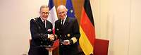 Vizeadmiral Joachim Rühle und der französische Admiral Philippe Coindreau geben sich die Hand