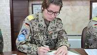 Anna Prehn mit libanesischem Soldat
