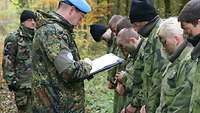 Soldaten üben Austausch von Kriegsgefangenen