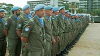 Angetretene Soldaten mit blauen Baretts