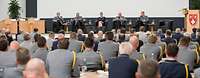 Soldaten in Konferenzsaal