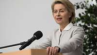 Von der Leyen am Rednerpult