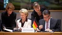 Von der Leyen und Gabriel unterzeichnen einen Vertrag