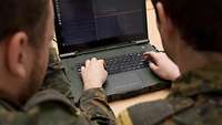 Soldaten vor Laptop