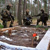 Soldaten neben Sandkasten