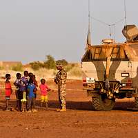 Soldat im Gespräch mit einheimischen Kindern