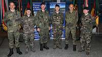 Gruppenbild mit Soldaten