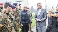 Brauksiepe im Gespräch mit Soldaten