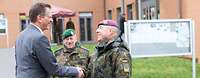 Brauksiepe wird von Soldaten begrüßt