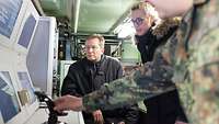 Soldat erklärt Brauksiepe etwas