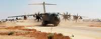 Ein Transportflugzeug vom Typ A400M auf der Startbahn kurz vor dem Abheben