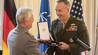 Wieker verleiht US-Soldaten Orden