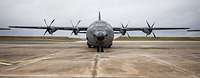 Flugzeug Typ C-130J Herkules auf Rollfeld