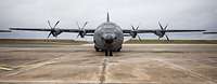 Flugzeug Typ C-130J Herkules auf Rollfeld