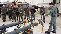 Soldaten sehen Exponate an