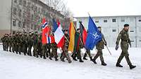 Soldaten marschieren mit Flaggen