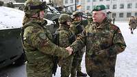 Vollmer mit Soldaten