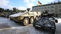 Mehrere Panzer nebeneinander