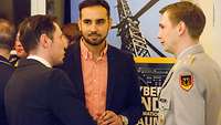 Ein Soldat im Gespräch mit jungen Menschen 