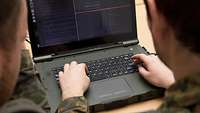 Soldaten vor Laptop