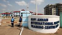 Wache vor dem Kofi Annan Center