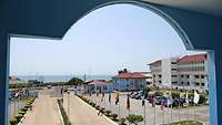 Blick vom Kofi Annan Center auf das Meer