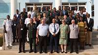 Gruppenfoto von den Mitarbeitern vor dem Kofi Annan Center