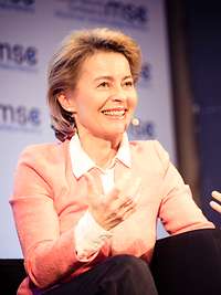 Eine FRau spricht auf einem Podium.