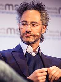 Nahaufnahme von Karp bei einer Diskussionsrunde