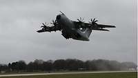 Ein Tansportflugzeug A400m der Bundeswehr beim Start.