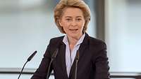 Von der Leyen am Mikrofon