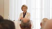 Ministerin am Rednerpult